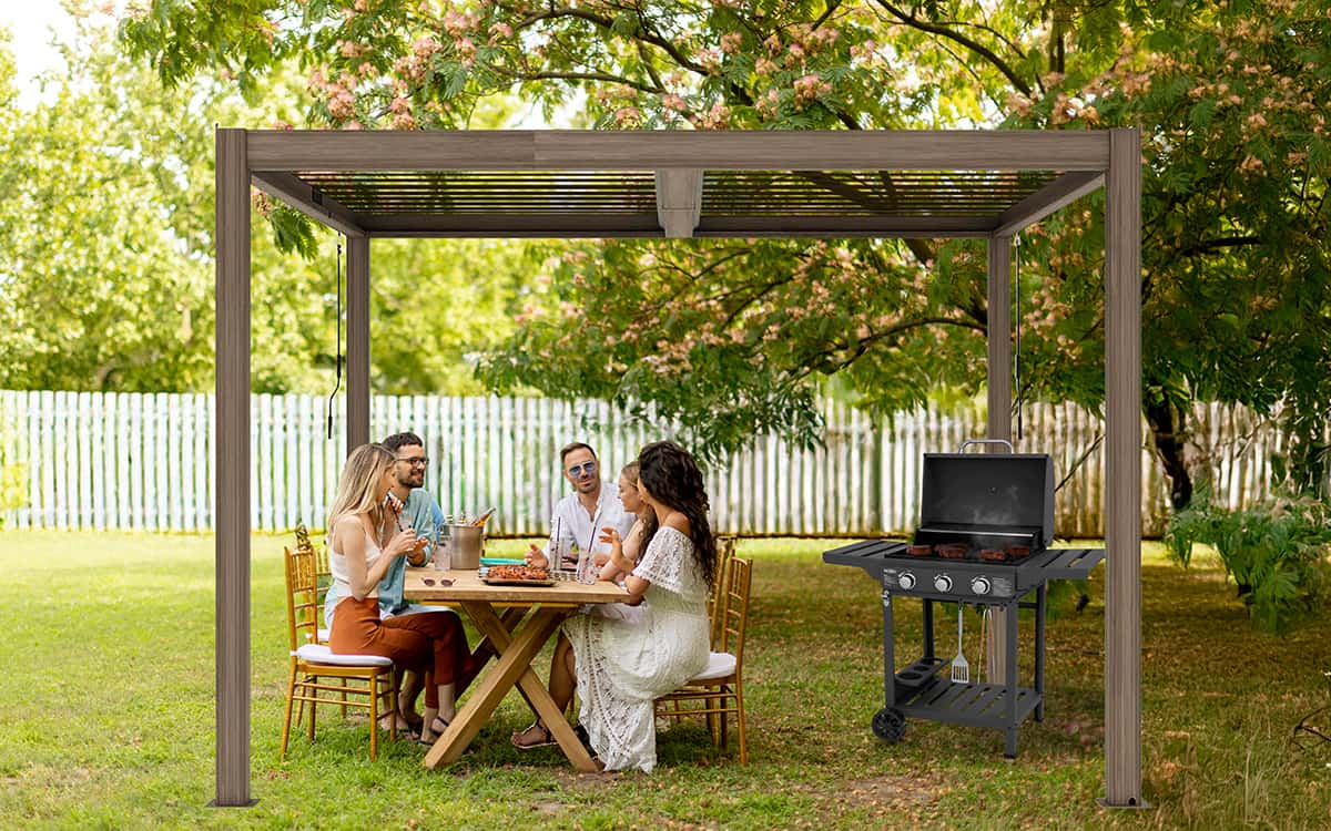 Cenador con barbacoa integrado en jardín al atardecer